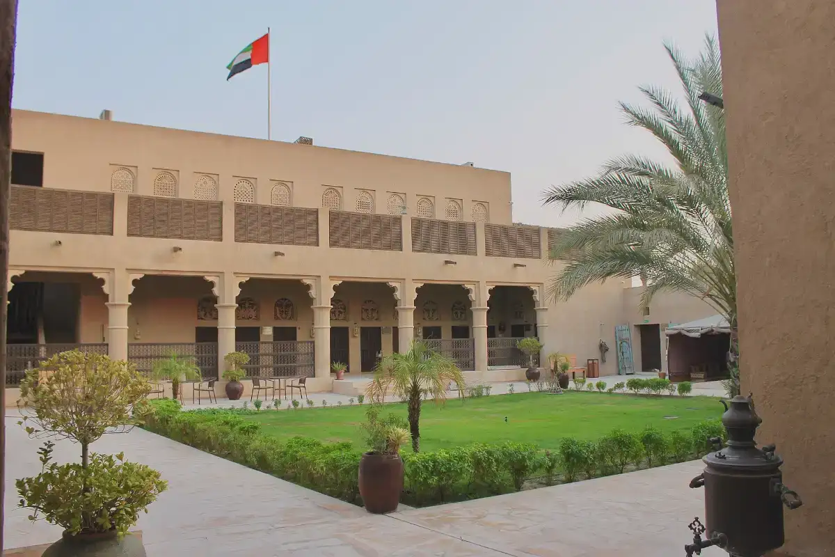 منظر لمتحف الشندغة بجوار الخور والقوارب الخشبية
