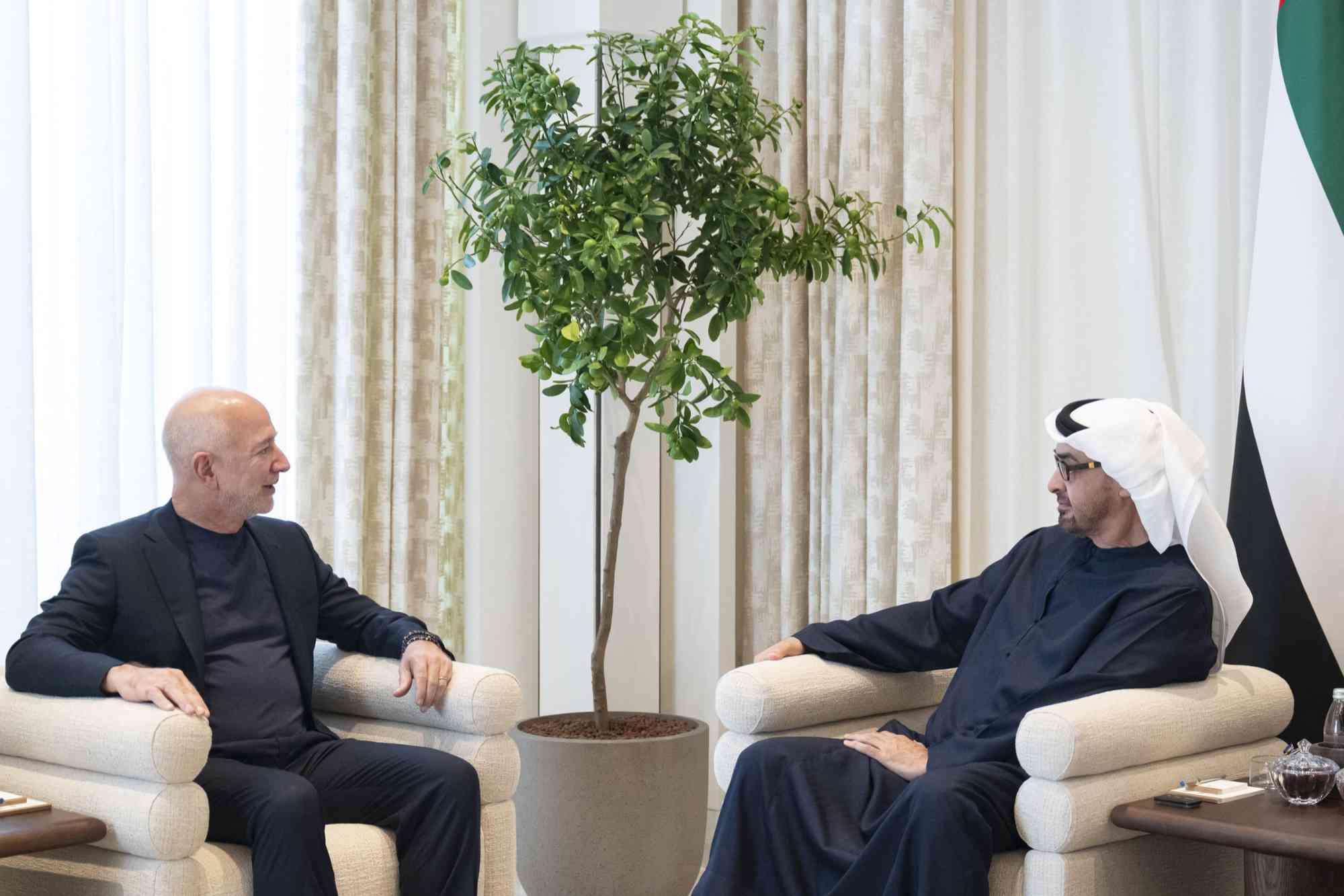 Historic Meeting of the President of the UAE with Jeff Bezos to Strengthen Innovation and Artificial Intelligence